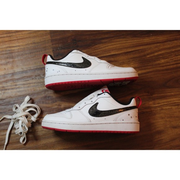 NIKE COURT BOROUGH LOW 2 SE WHITE/BLACK-VERY BERRY DM0110 100 US SZ 4.5Y - Picture 3 of 9